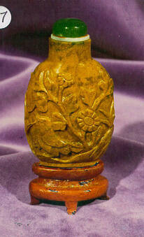 Snuff bottle with stopper