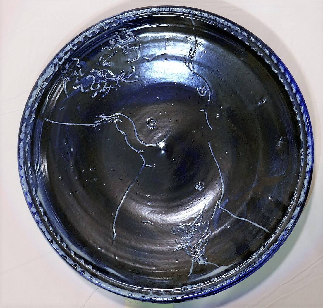 Charger (with incised drawing)