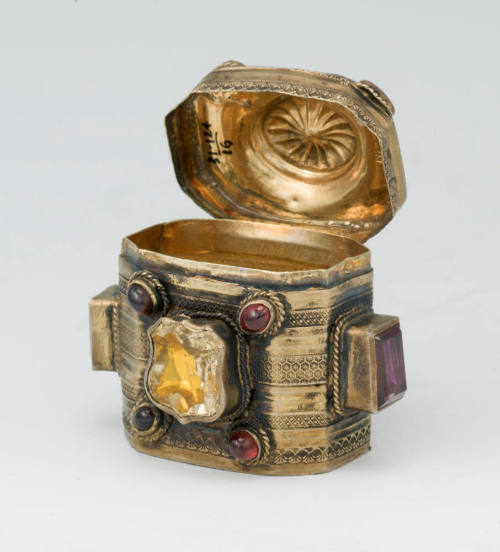 overall with lid open