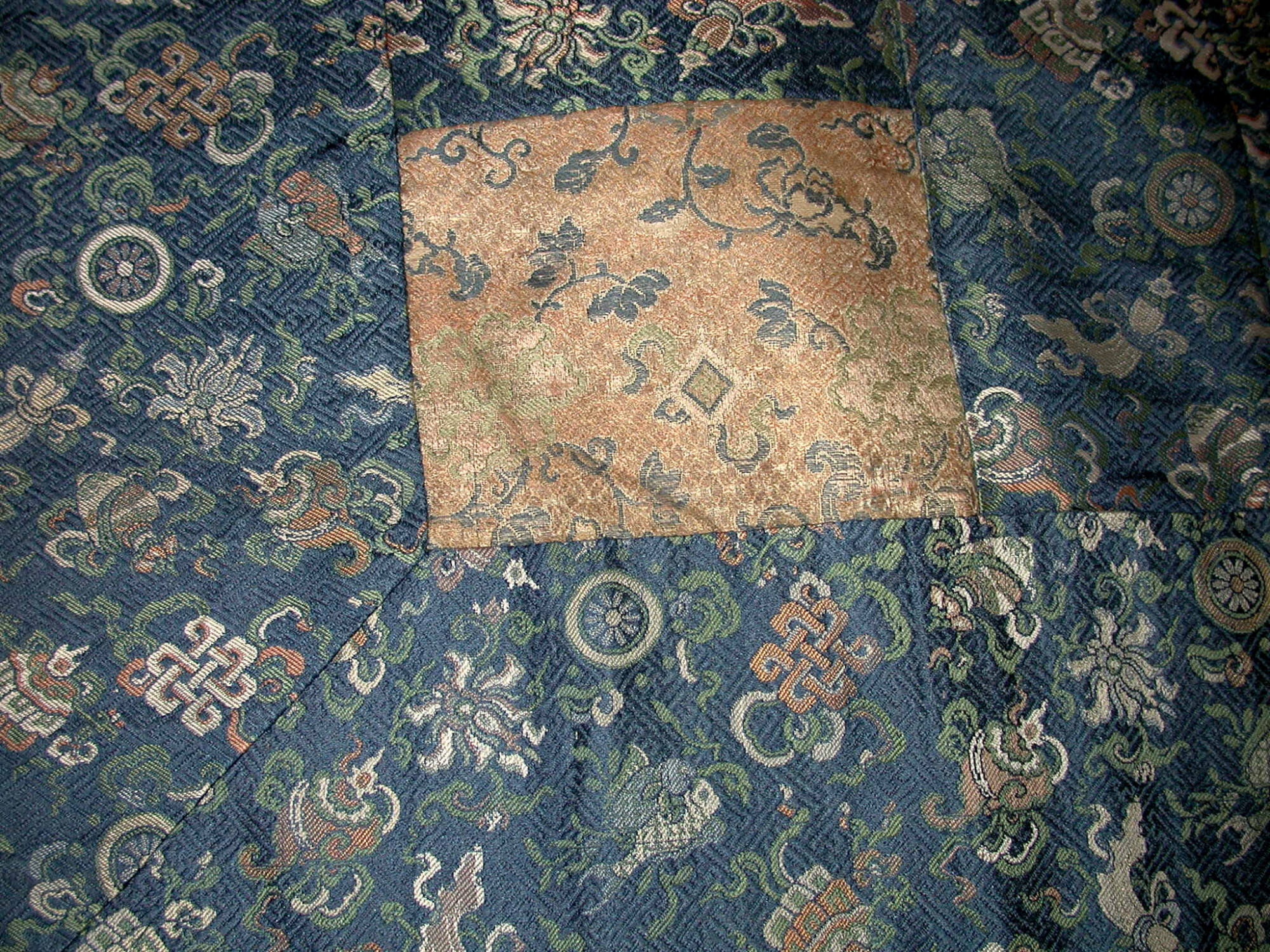 Seven column kesa with Buddhist eight treasure design
