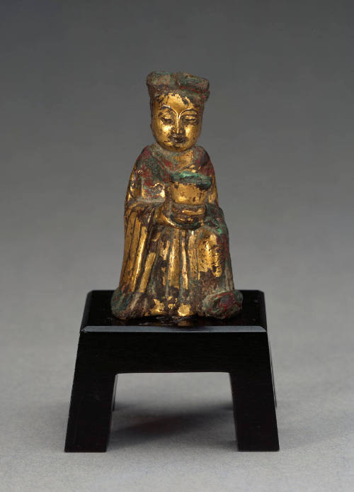 Female Donor Half-kneeling