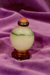 Snuff bottle with spoon, stopper, and stand