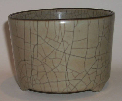 Jar with three cloud-shaped feet