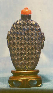 Snuff bottle with stopper
