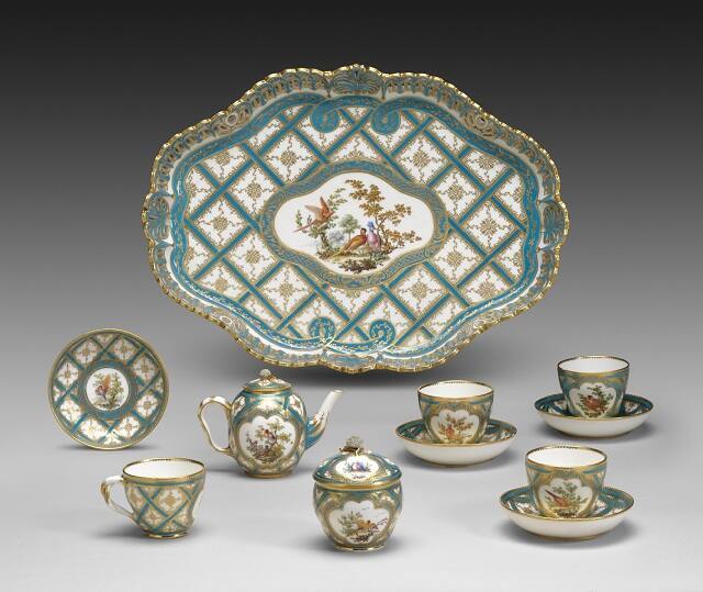 Covered Teapot in Calabre Shape Tea Set: Grand Dejeuner Corbeille