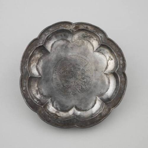 Plate with Scalloped Rim Engraved with Peony and Lotus Designs