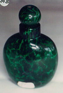 Snuff bottle with spoon and stopper