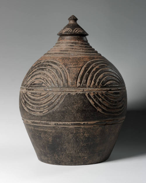 Lidded storage vessel