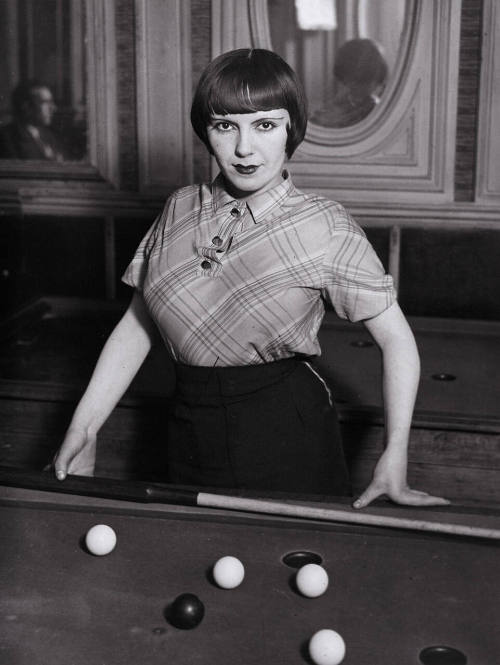 La Fille Au Billard Russe