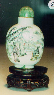 Snuff bottle with stand