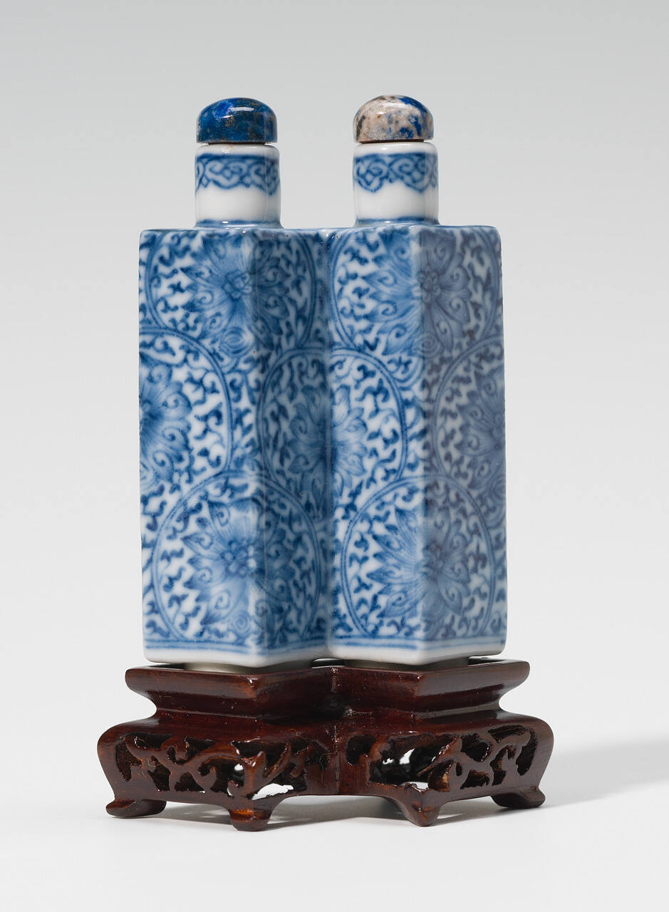 Snuff bottle with stopper and stand