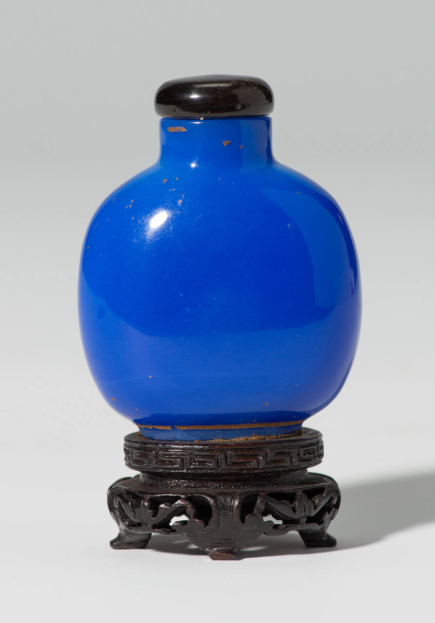 Snuff bottle with stand
