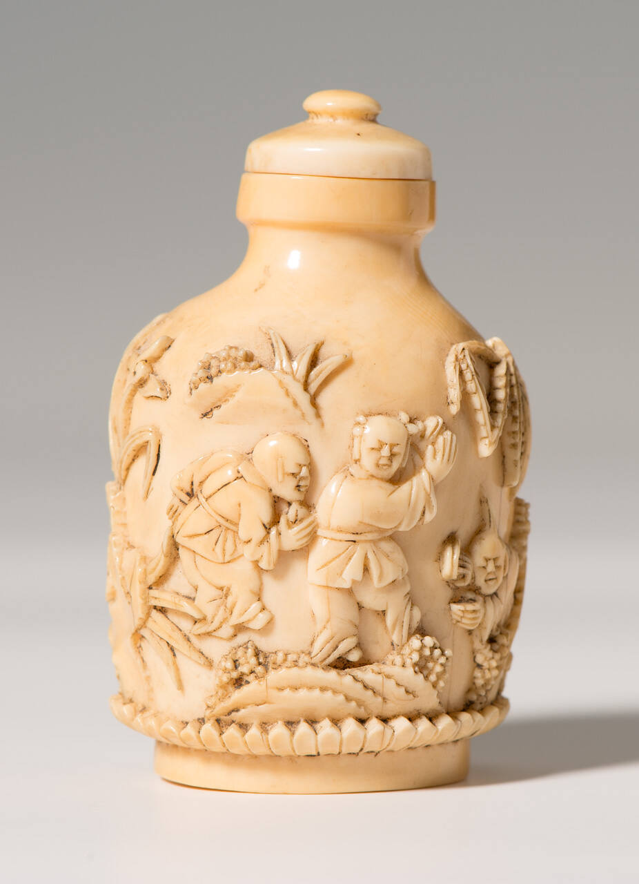 Snuff bottle with stopper
