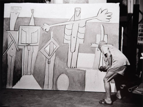 Picasso and a canvas, with charcoal, draws the figures of his "Beach at La Garoupe"