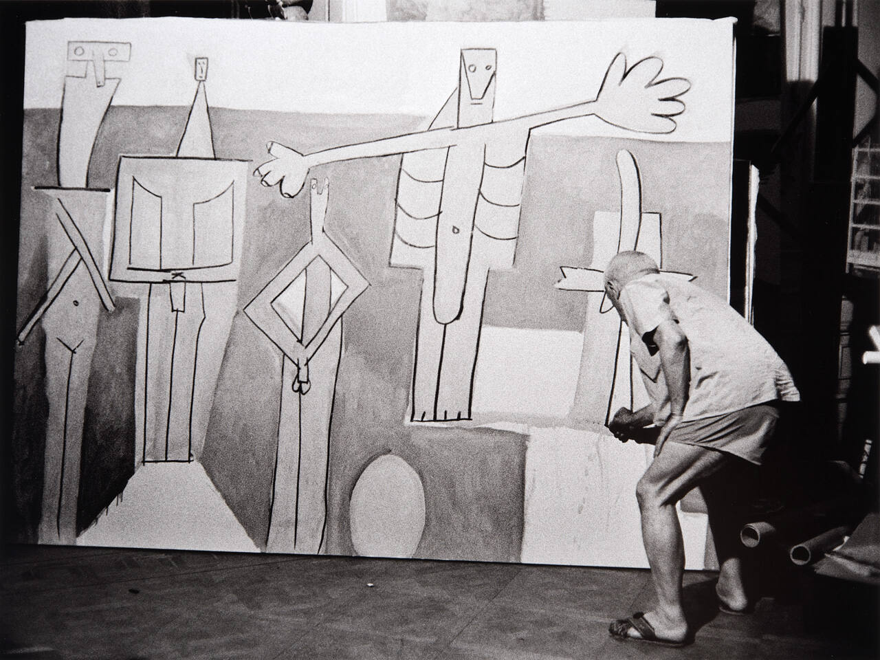 Picasso and a canvas, with charcoal, draws the figures of his "Beach at La Garoupe"