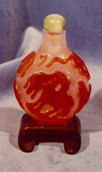 Snuff bottle with stand