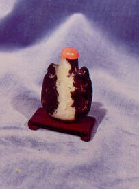 Snuff bottle with stopper and stand