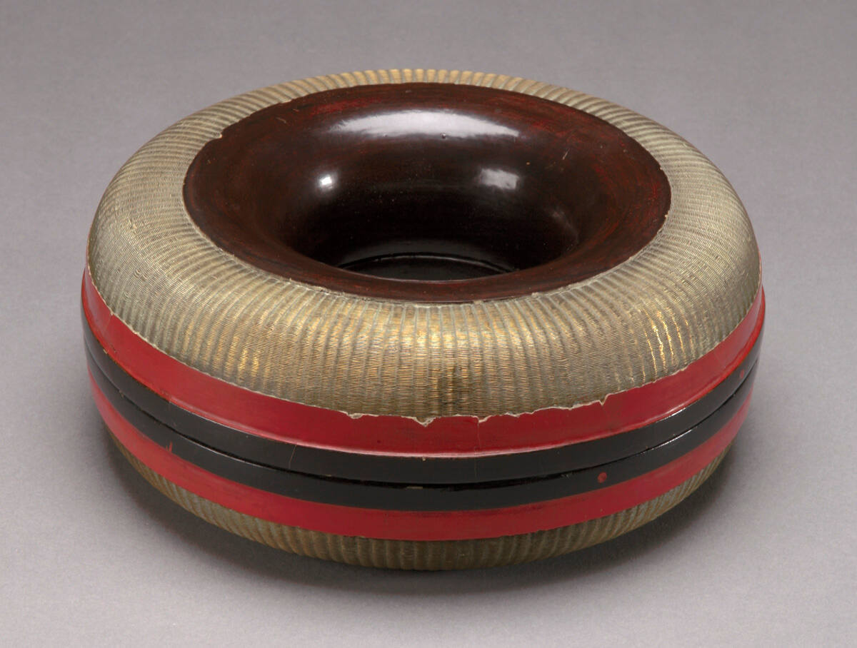 Ring-shaped Lidded Box