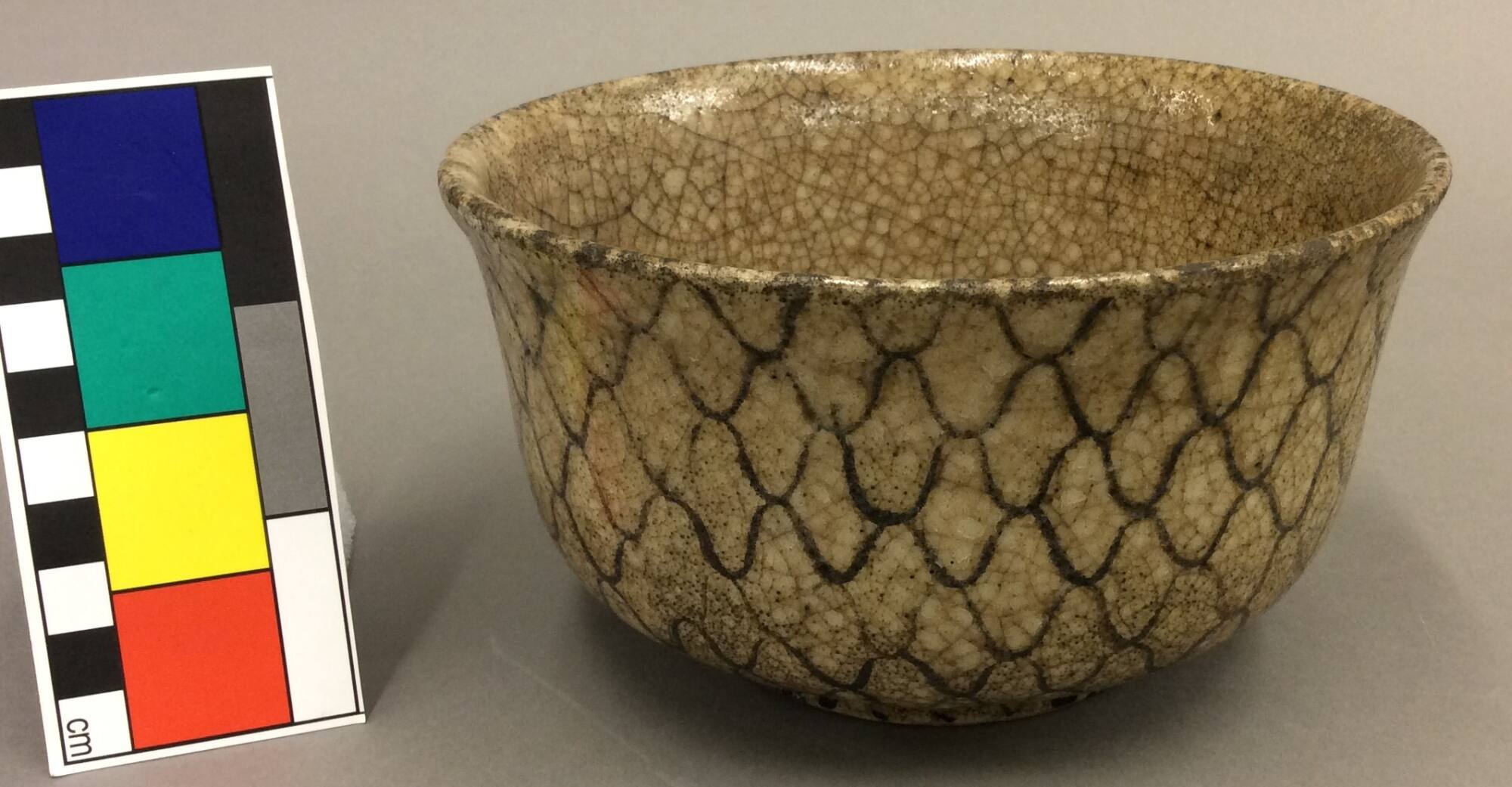 Food bowl with fishnet pattern