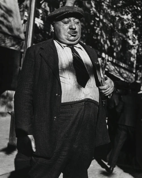 Newspaper salesman, Paris