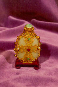 Snuff bottle with stopper and stand