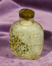 Snuff bottle with stand