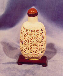 Snuff bottle with spoon and stopper