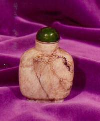 Snuff bottle with stopper