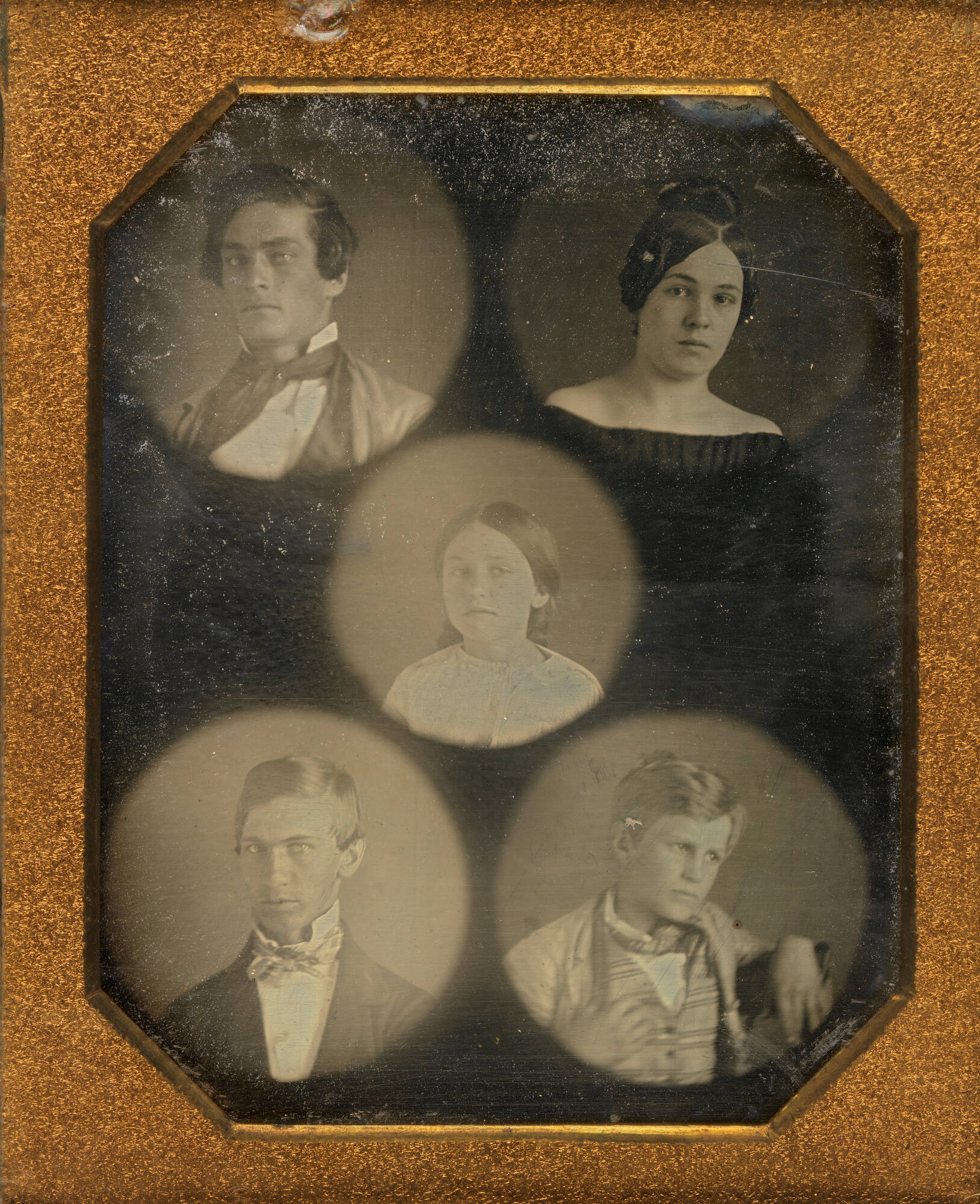 image recto overall with frame