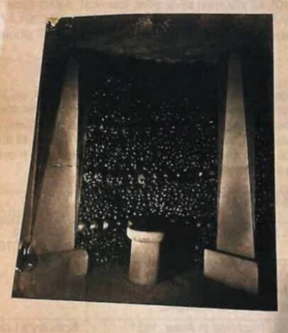 Catacombes de Paris, "En bas a gauche, un element de lumiere artificielle"