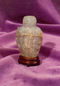 Snuff bottle with stopper