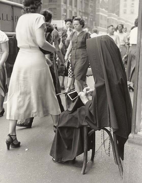 New York (seated woman)