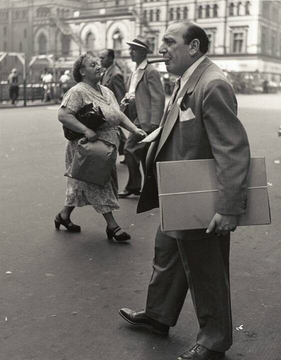 New York (man with parcel)