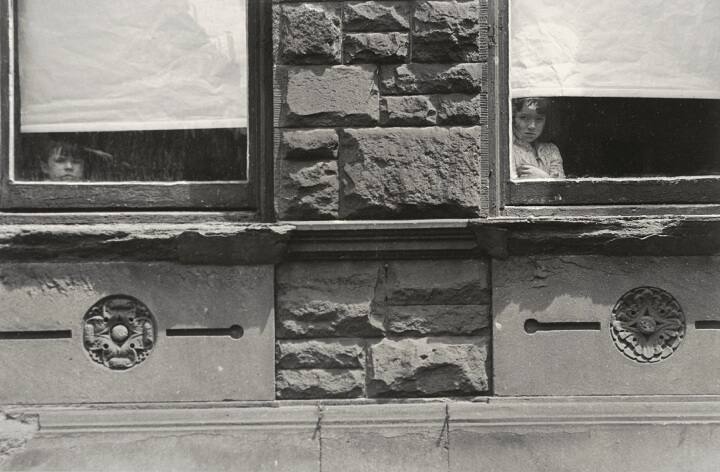 New York (Kids looking out windows)