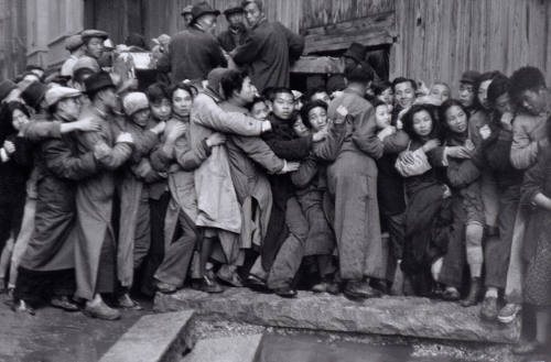 Shanghai, When Gold Was Placed on Sale During the Last Days