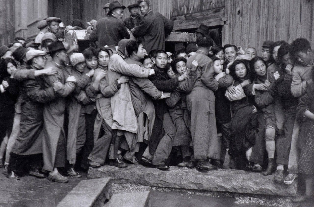 Shanghai, When Gold Was Placed on Sale During the Last Days