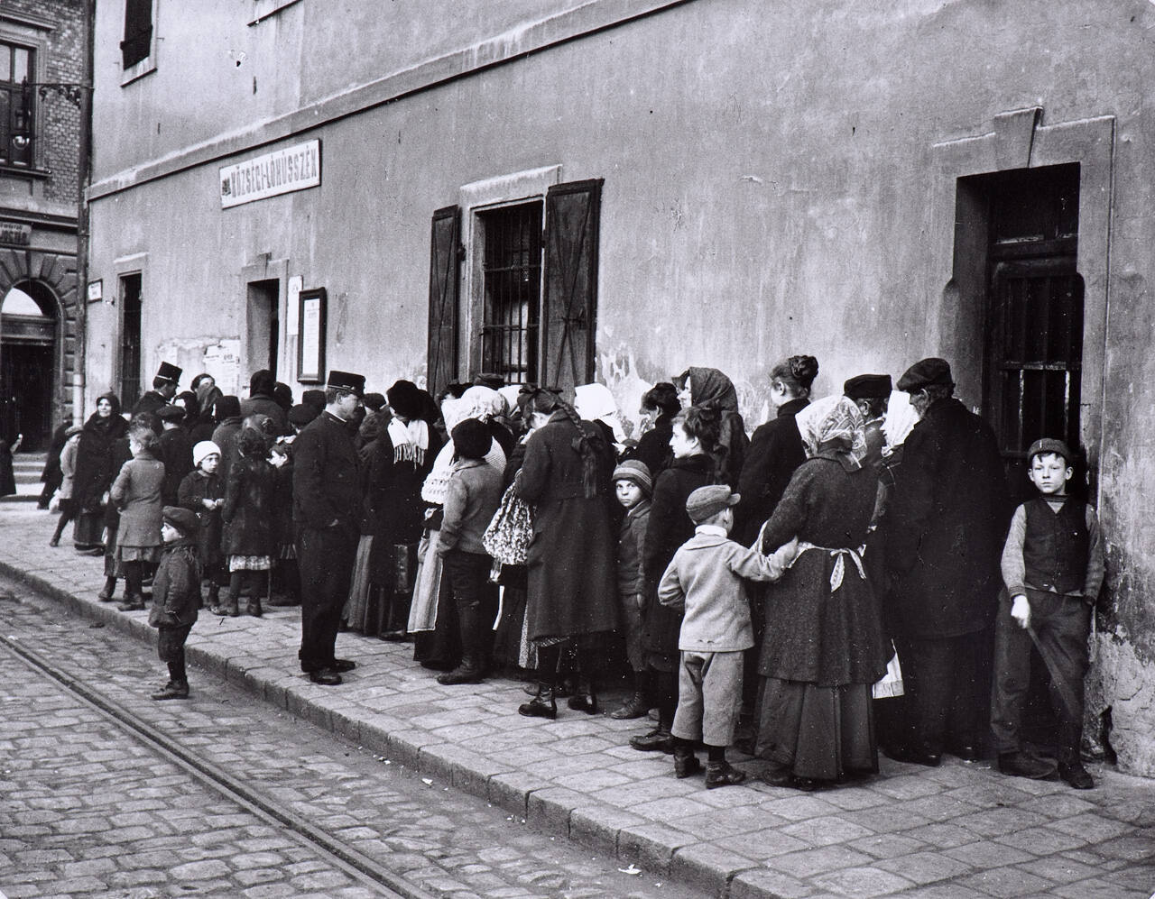 Waiting for Horsemeat Rations, Budapest