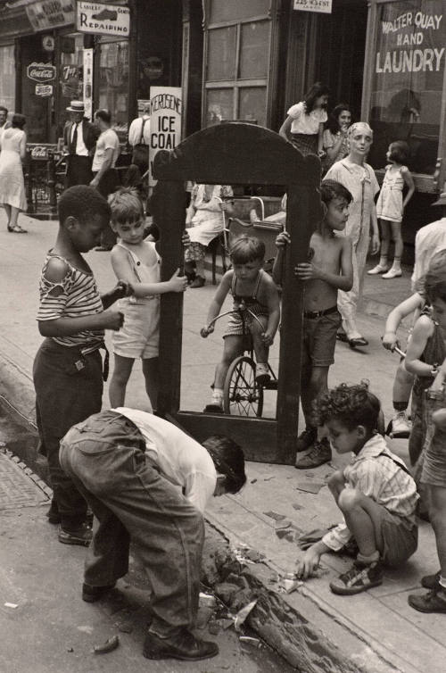 New York (Kids & Door Frame)
