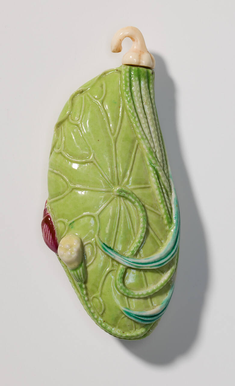 Snuff bottle with stopper