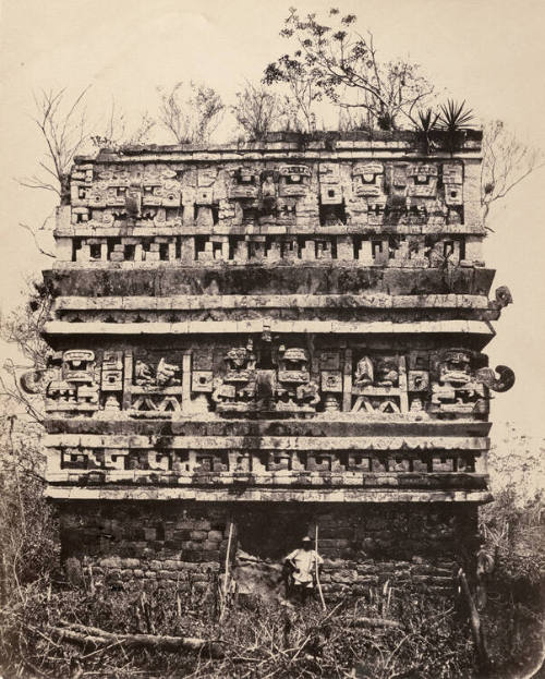 Chichen Itzà, right wing of the Nunn's Palace