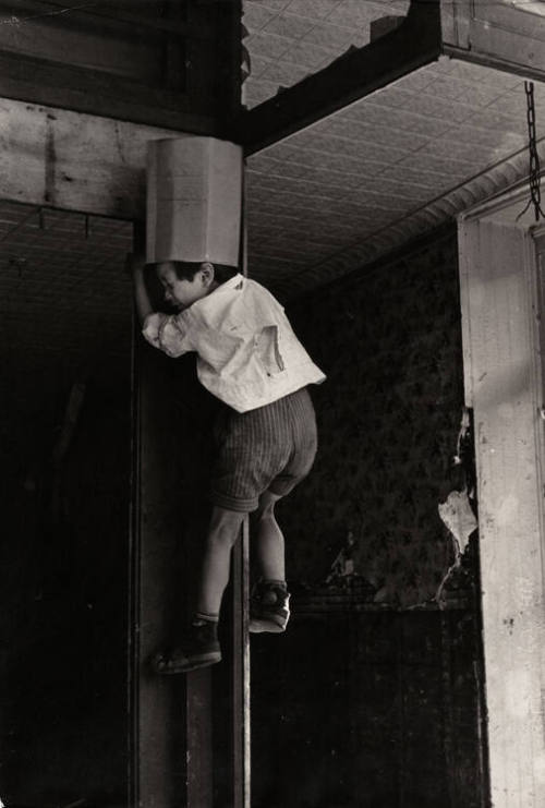 New York (boy climbing up pole)