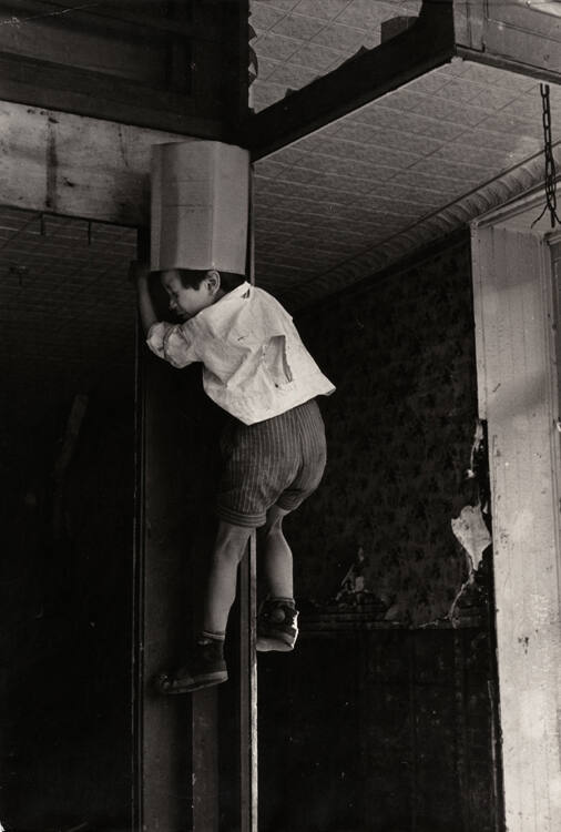New York (boy climbing up pole)