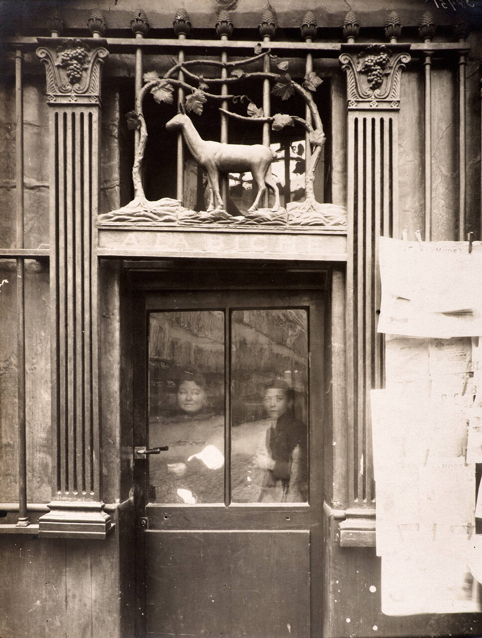 Grille et enseigne "à la biche" - rue Geoffroy Saint-Hilaire, Paris
