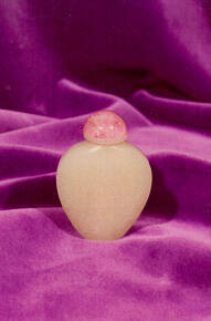 Snuff bottle with stopper