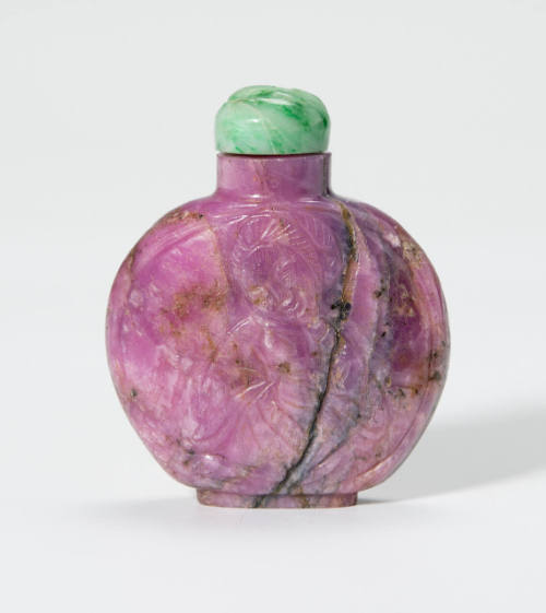 Snuff bottle with stopper