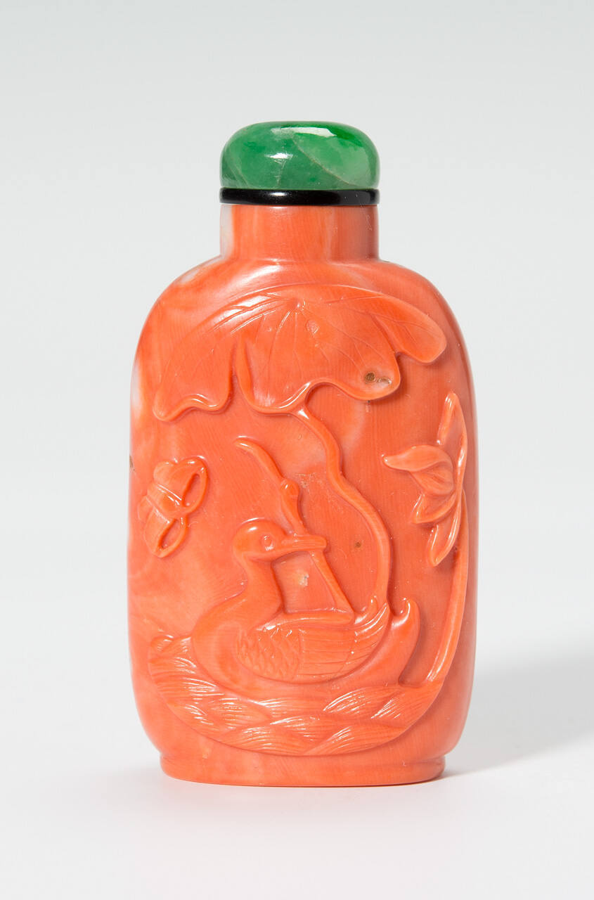 Snuff bottle with spoon, stopper, and stand