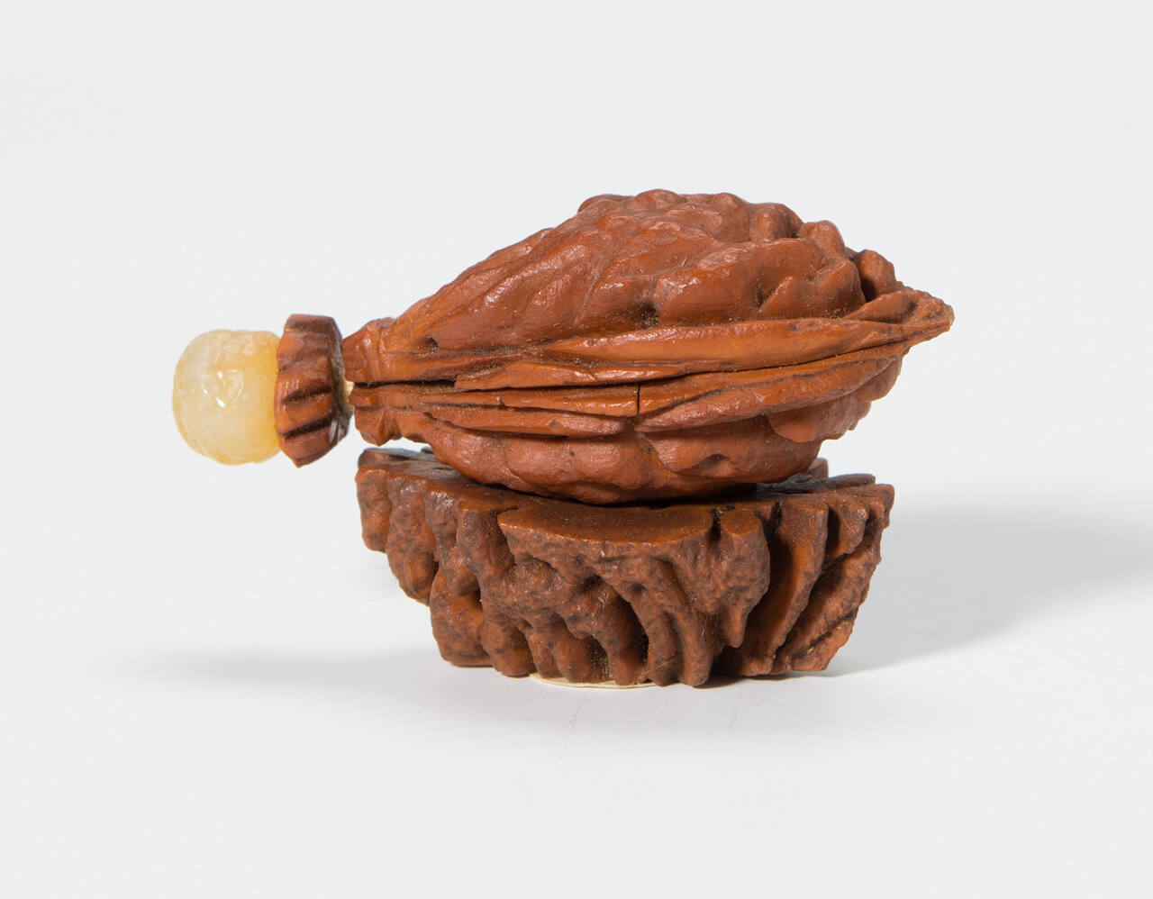Snuff bottle with spoon, stopper, and stand