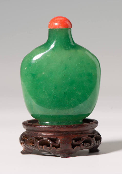 Snuff bottle with spoon, stopper, and stand
