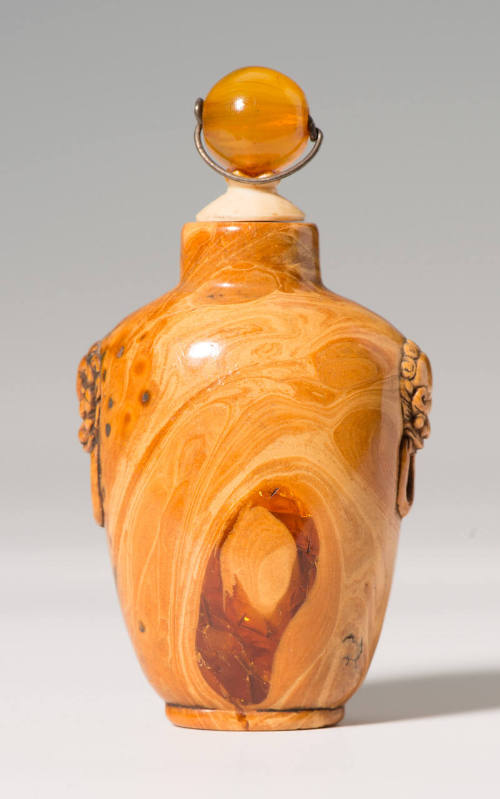 Snuff bottle with stopper