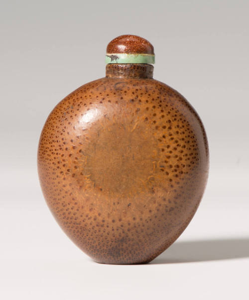 Snuff bottle with stopper